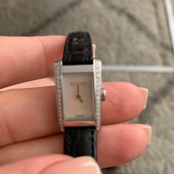 Gucci 8600 L diamond leather watch Mother of Pearl main image 7
